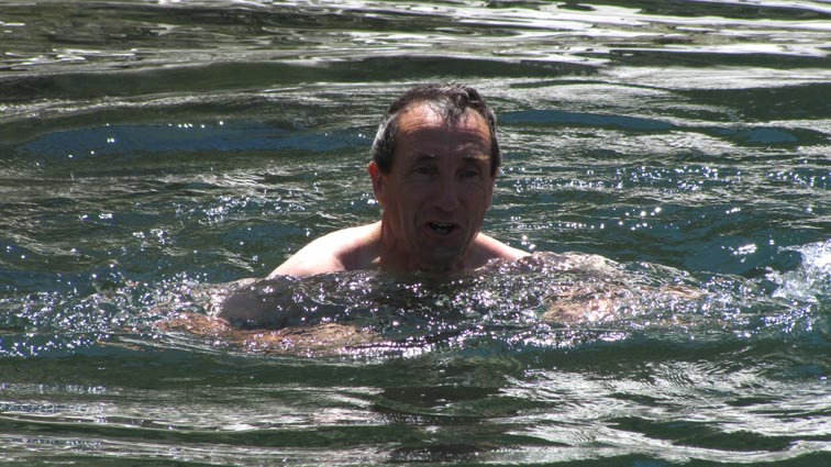 Beñat prend un bain dans le lac Méya