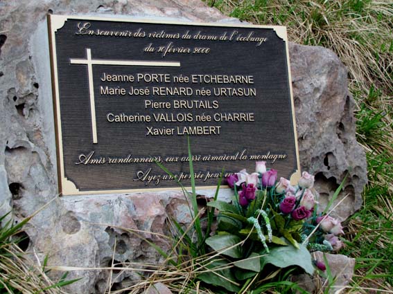 La plaque commémorative qui évoque drame de l'écobuage du 10 février 2000