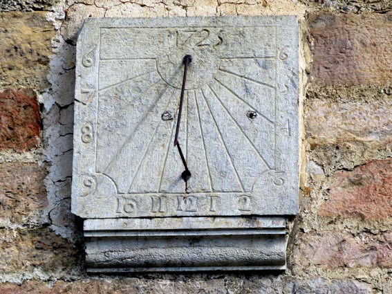 Cadran solaire sur la façade Sud de l'église d'Aïnhoa