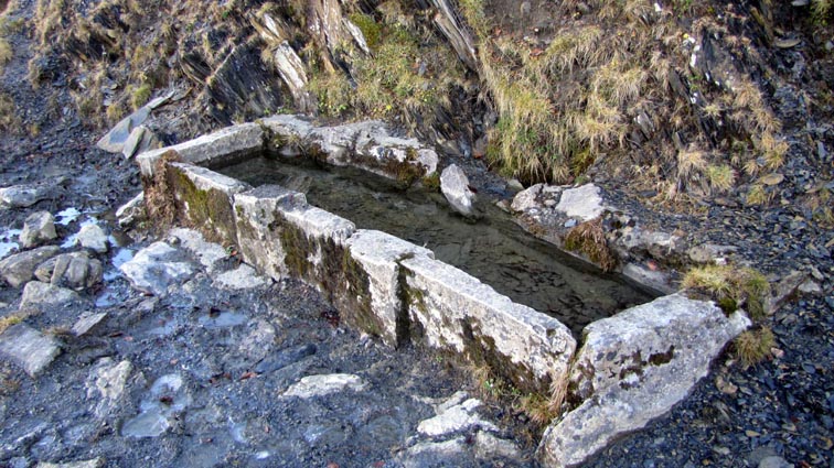 La fontaine du Merdanson où un abreuvoir en pierres est aménagé.