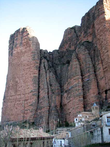 Le village de Riglos et son église, niché au pied des Mallos.