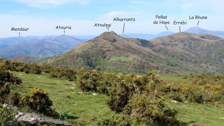 Mendaur, Atxuria, Atxulegi, Alkurruntz, Peñas de Haya, Errebi et La Rhune.