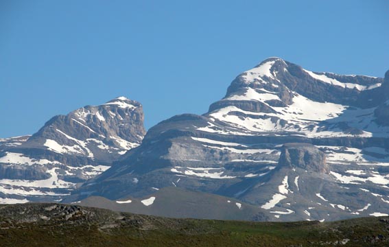 Le Cylindre du Marboré à gauche, et le Mont Perdu à droite.