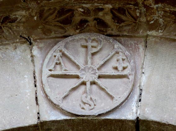 Chrisme sur le portail de l'église de Villamayor de Monjardín