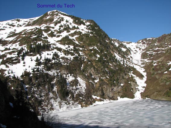 Le sommet du Tech qui surplombe le lac au Sud.