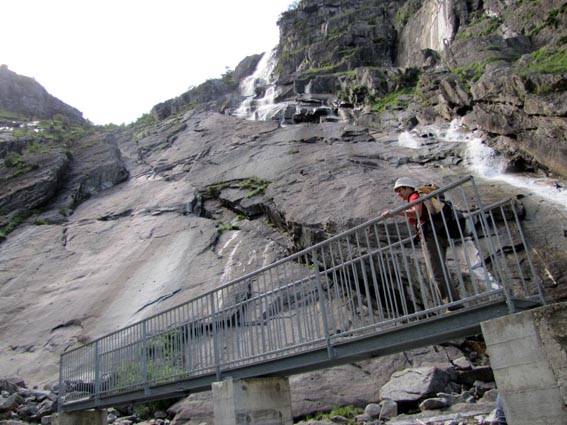 La passerelle située au pied de la cascade de Nérech.