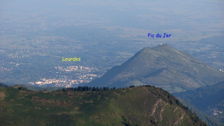 Nous avons une très belle vue sur Lourdes et le Pic du Jer.