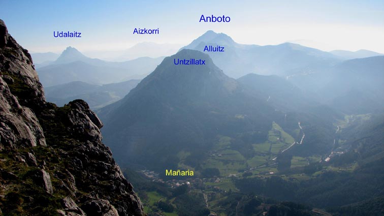 Udalaitz - Anboto, et l'on domine Mañaria.