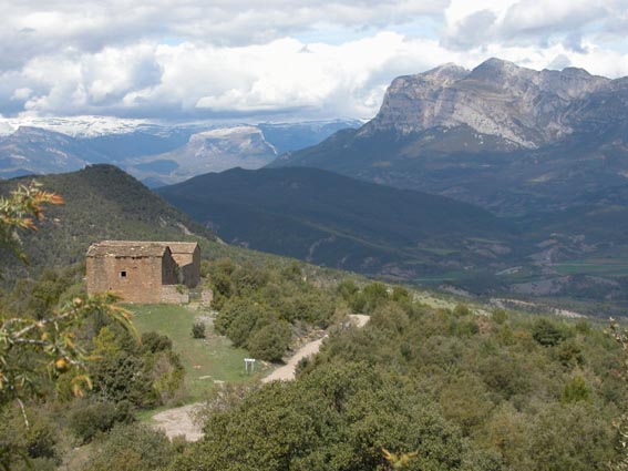 Ermitage San Bartolomé, avec le Castillo Mayor et la Peña Montañesa.