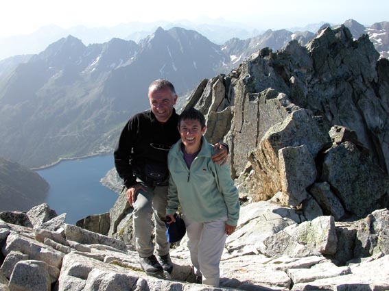 Christiane et Jean Paul au sommet du Néouvielle, avec le lac de Cap de Long à l'arrière-plan.