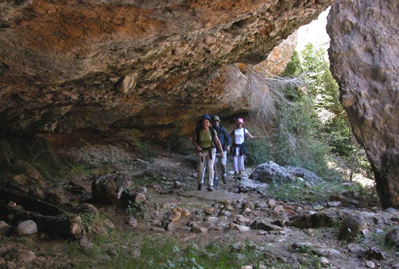 Le passage dans la grotte, avec l'abreuvoir sur la gauche.