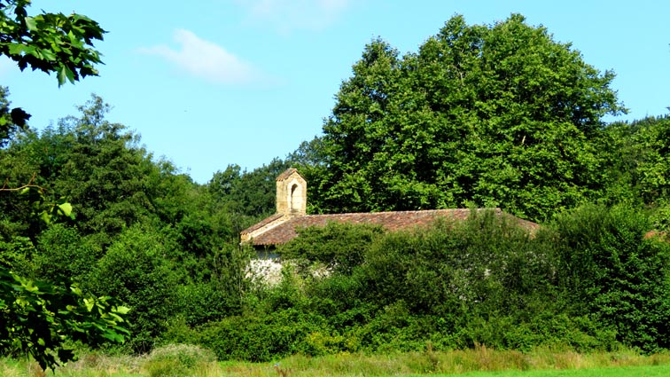 La chapelle Sainte-Madeleine d'Otsantz émerge au-dessus de la végétation