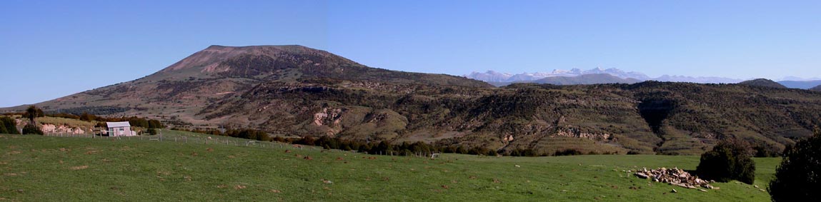Vue panoramique sur le Tozal de Oturia et la chaîne des Pyrénées à droite.