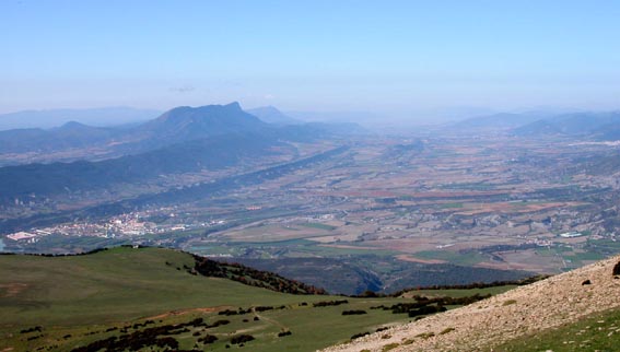 Vue plongeante sur le val Ancha, entre Sabiñanigo et Jaca, au pied d'Oroel.