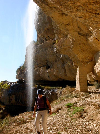 Passage de la cascade au niveau de l'ermitage de la Cueva.