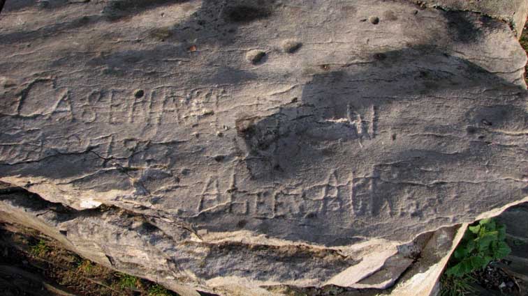 Une pierre gravée porte le patronyme « Jean Cazenave », et semble être datée de 1913 à Lées-Athas.