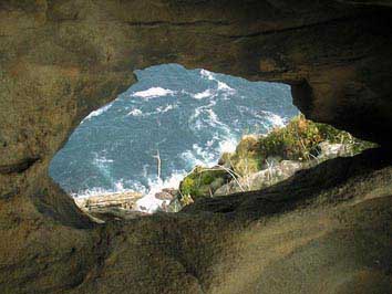 Orifice dans la paroi rocheuse: vue sur l'océan.