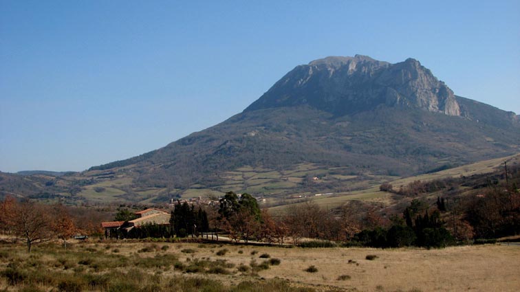 Le Pech de bugarrach avec le village au premier plan, et le col du Linas sur la gauche.