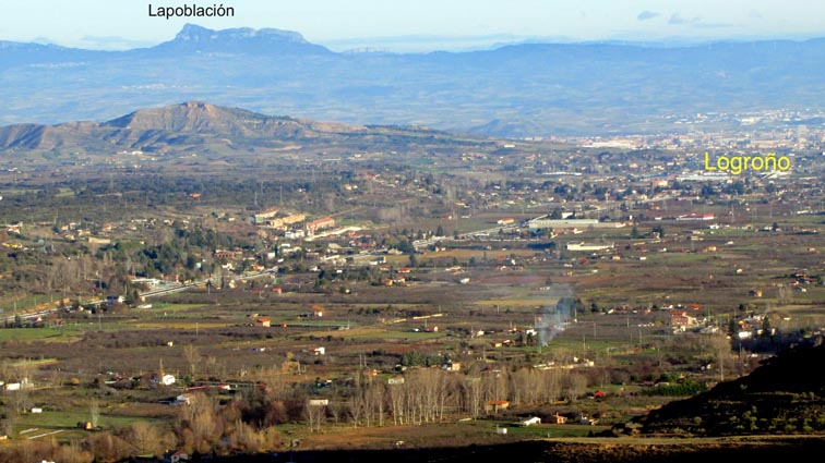 Nous voyons Logroño au Nord, et un plus à gauche en arrière-plan, nous distinguons très bien la silhouette très caractéristique de Lapoblación.