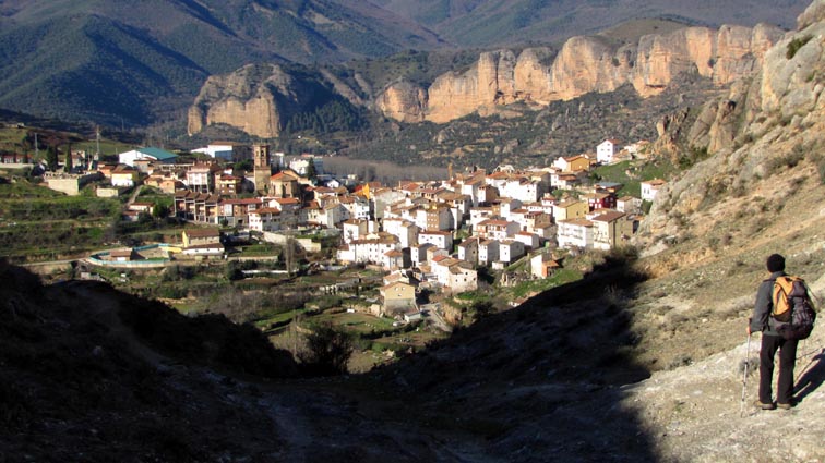 Au niveau du col, nous découvrons une magnifique vue sur le village de Viguera.