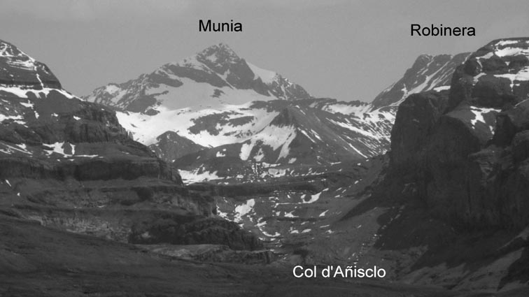 La Munia et la Robinera vues dans le col d'Añisclo.