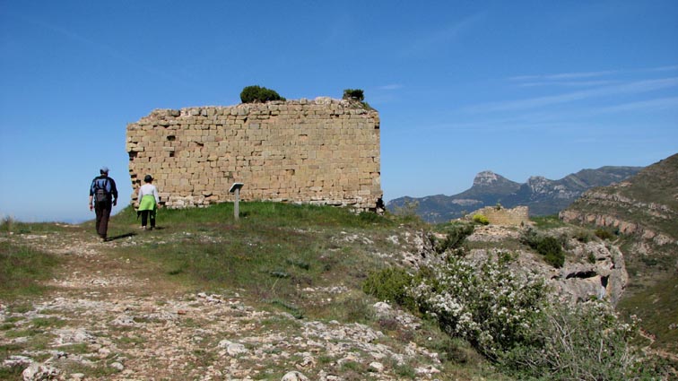 Arrivée au sommet, où subsistent les restes d’une tour qui faisait partie du "castillo de Sen"