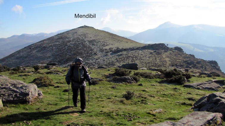Montée en direction du sommet d'Airagarri, avec Mendibil en arrière-plan.