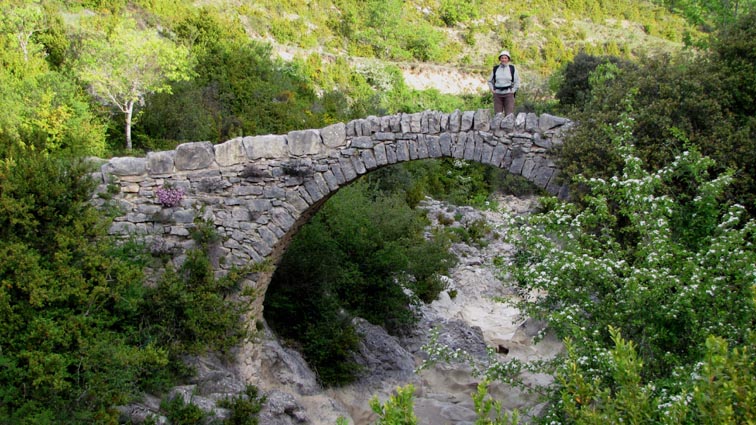 Nous franchissons le superbe pont roman pour passer rive droite du río Vero.