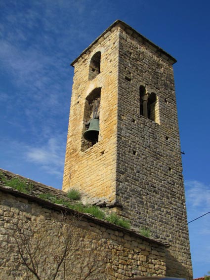 Le clocher de l'église avec des fenêtres géminées sur la façade Nord.