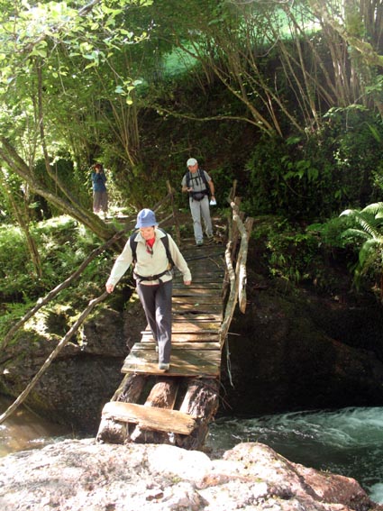 Nous franchissons un petit pont de bois qui enjambe un bras du río Aritzakun