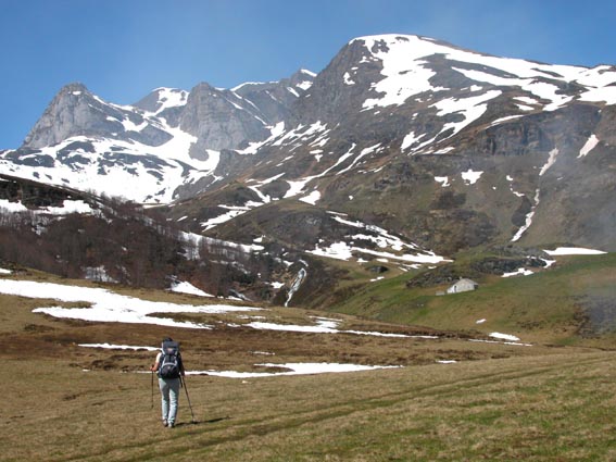Le plateau d'Arrioutort dominé par le Pic Lasnères (à droite)