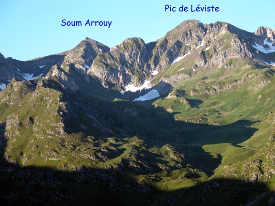 Vue sur le Soum Arrouy et le Pic de Léviste.