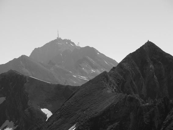 Le Pic du Midi de Bigorre, en arrière plan du Soum Arrouy.