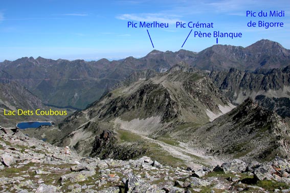 Le lac Dets Coubous, le Pic Crémat et le Pic du Midi de Bigorre.