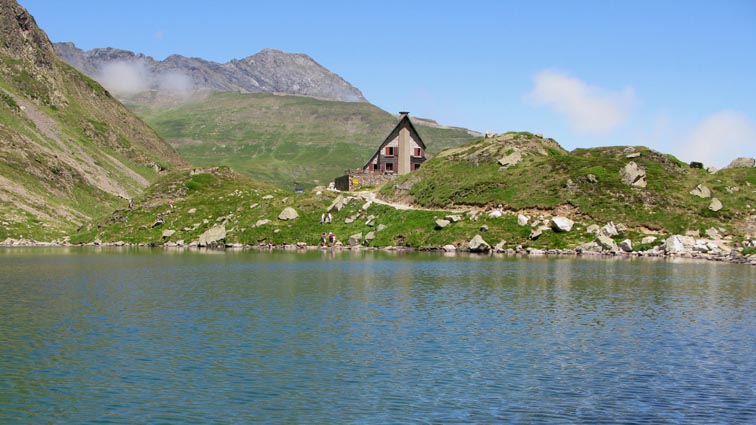 Lac et refuge d'Ilhéou avec le Monné à l'arrière-plan.