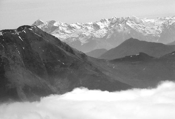 Le Pic du Midi de Bigorre au dessus de la mer de nuages.