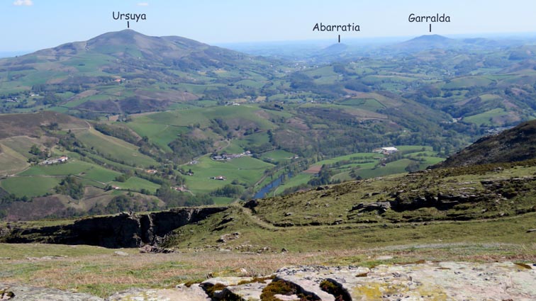  La vallée de la Nive avec en arrière-plan : Ursuya, Abarratia et Garralda