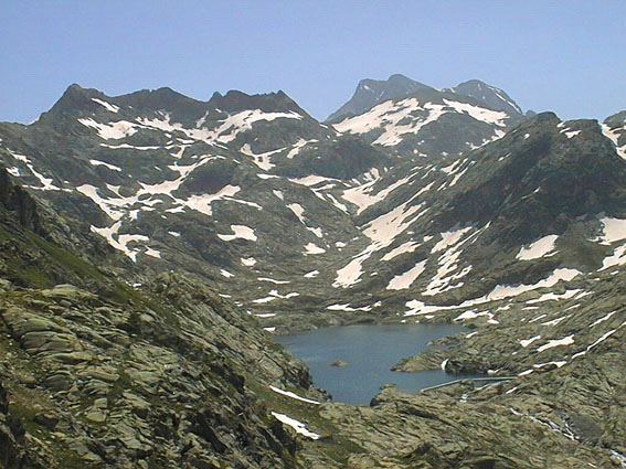 Le lac inférieur de Bramatuero, derrière lequel se dressent les Pics d'Arratille. A l'arrière plan, le Vignemale.