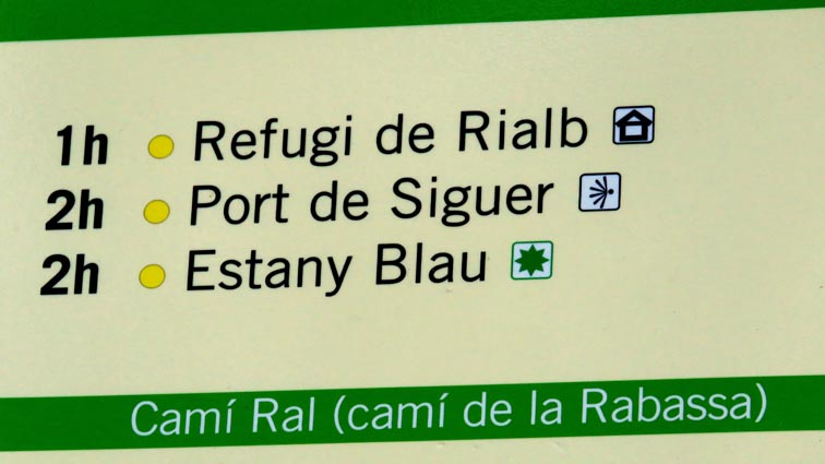 Un panneau nous annonce le Port de Siguer à 2H00 de marche et intitule le chemin que nous allons parcourir "Camí de la Rabassa".