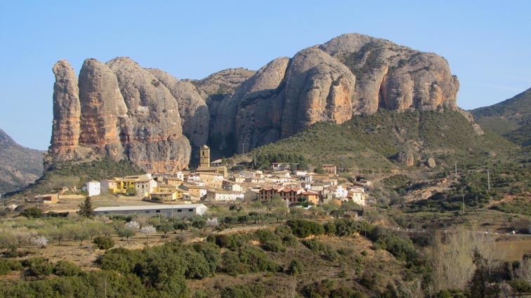 Le village d'Agüero au pied des Mallos du même nom.