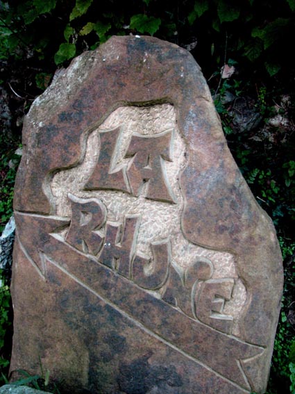 Une belle borne en pierre gravée indique "La Rhune" vers la gauche.