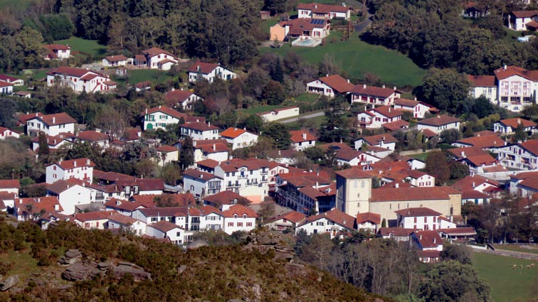 Zoom sur le village d'Ascain