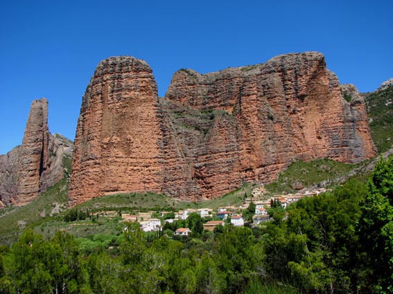 Le village de Riglos, dominé par les Mallos