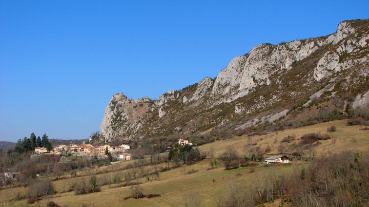 Le village de Roquefixade et le château au-dessus.