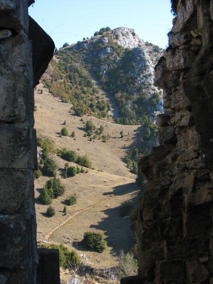 Du château, vue sur le Roc Marot.