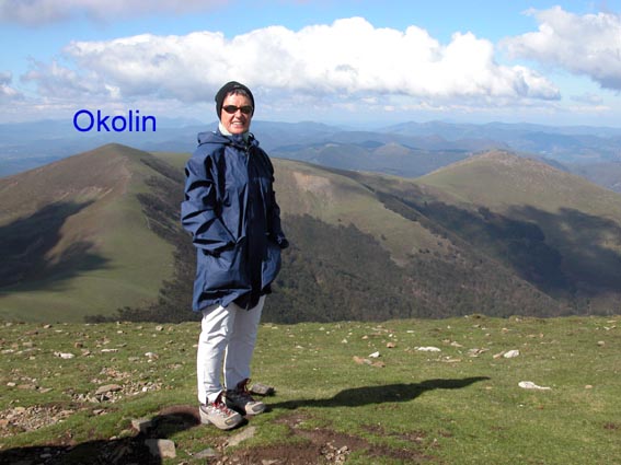 Christiane au sommet du Saioa, avec Okolin à l'arrière plan.