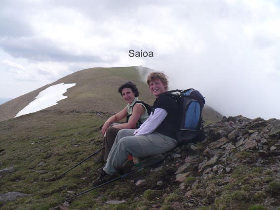Nous atteignons la crête sommitale, et voyons le sommet du Saioa au Sud