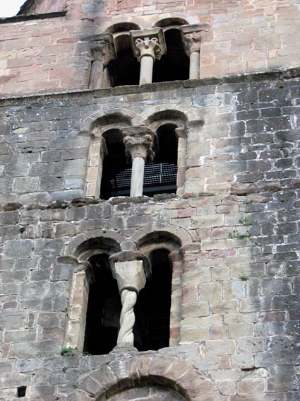 Fenêtres géminées du clocher.