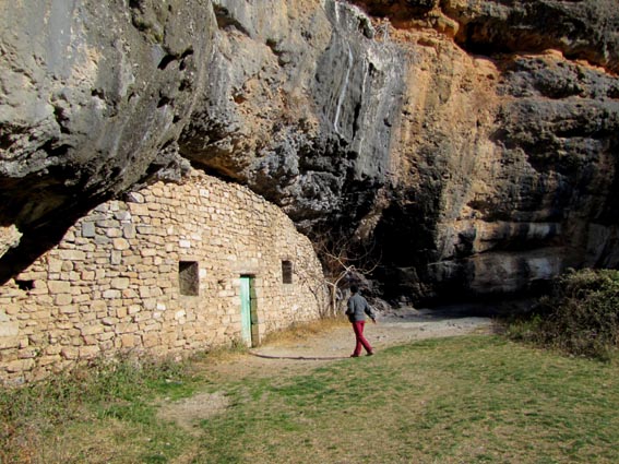 Nous arrivons à l'ermitage San Julián de Andría, niché au pied d'une grande falaise.