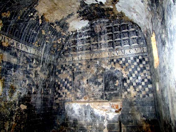 A l'intérieur de  l'ermitage San Martín de Alcanadre, les murs sont couverts de peintures du XVIIème siècle très dégradées...
